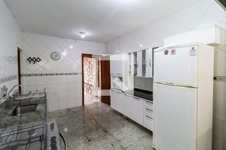 Casa à venda com 360m², 4 quartos e 3 vagas Casa à venda com 360m², 4 quartos e 3 vagasCozinha