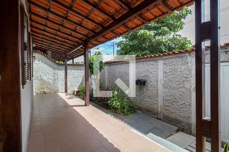 Casa à venda com 360m², 4 quartos e 3 vagas Casa à venda com 360m², 4 quartos e 3 vagasFachada