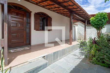Casa à venda com 360m², 4 quartos e 3 vagas Casa à venda com 360m², 4 quartos e 3 vagasFachada