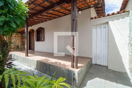 Casa à venda com 360m², 4 quartos e 3 vagas Casa à venda com 360m², 4 quartos e 3 vagasFachada