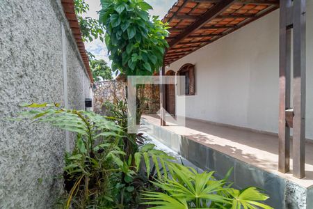 Casa à venda com 360m², 4 quartos e 3 vagas Casa à venda com 360m², 4 quartos e 3 vagasFachada