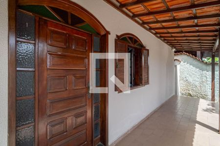 Casa à venda com 360m², 4 quartos e 3 vagas Casa à venda com 360m², 4 quartos e 3 vagasFachada