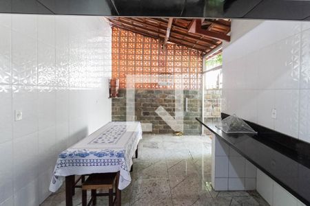 Casa à venda com 360m², 4 quartos e 3 vagas Casa à venda com 360m², 4 quartos e 3 vagasCozinha