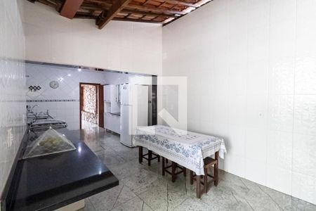 Casa à venda com 360m², 4 quartos e 3 vagas Casa à venda com 360m², 4 quartos e 3 vagasCozinha