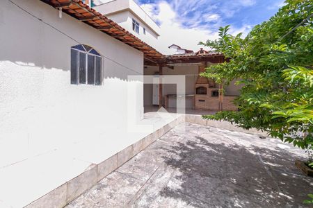 Casa à venda com 360m², 4 quartos e 3 vagas Casa à venda com 360m², 4 quartos e 3 vagasQuintal