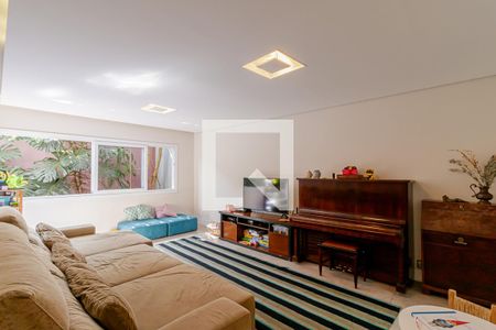 Casa à venda com 380m², 6 quartos e 4 vagas Casa à venda com 380m², 6 quartos e 4 vagasSala de TV