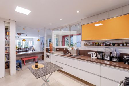 Casa à venda com 380m², 6 quartos e 4 vagas Casa à venda com 380m², 6 quartos e 4 vagasCozinha