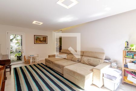 Casa à venda com 380m², 6 quartos e 4 vagas Casa à venda com 380m², 6 quartos e 4 vagasSala de TV