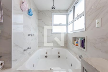 Apartamento à venda com 214m², 3 quartos e 4 vagasBanheiro suite 1