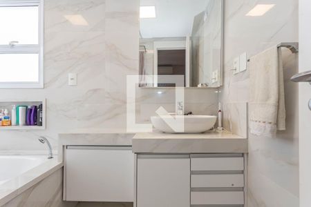 Apartamento à venda com 214m², 3 quartos e 4 vagasBanheiro suite 1