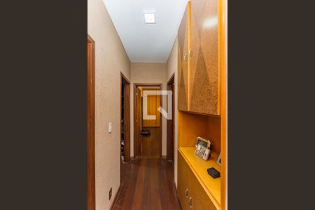 Casa à venda com 360m², 4 quartos e 3 vagas Casa à venda com 360m², 4 quartos e 3 vagasCorredor