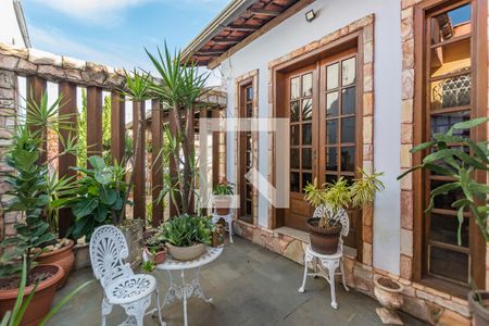 Casa à venda com 360m², 4 quartos e 3 vagas Casa à venda com 360m², 4 quartos e 3 vagasQuintal