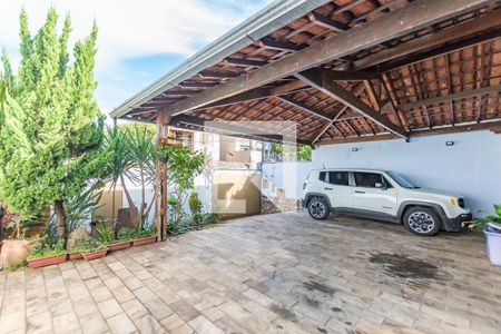 Casa à venda com 360m², 4 quartos e 3 vagas Casa à venda com 360m², 4 quartos e 3 vagasGaragem