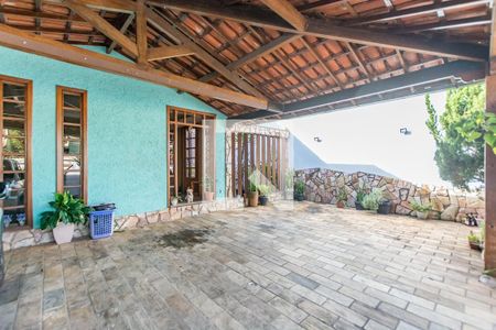 Casa à venda com 360m², 4 quartos e 3 vagas Casa à venda com 360m², 4 quartos e 3 vagasGaragem