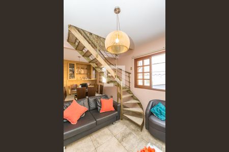 Casa à venda com 360m², 4 quartos e 3 vagas Casa à venda com 360m², 4 quartos e 3 vagasEscada