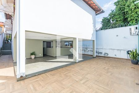 Casa à venda com 360m², 4 quartos e 3 vagas Casa à venda com 360m², 4 quartos e 3 vagasQuintal