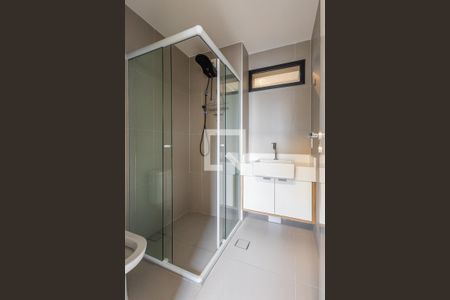 Banheiro de kitnet/studio para alugar com 1 quarto, 24m² em Sumarezinho, São Paulo