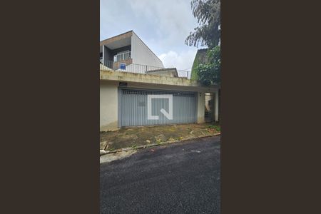 Casa à venda com 350m², 6 quartos e 2 vagas Casa à venda com 350m², 6 quartos e 2 vagasFachada