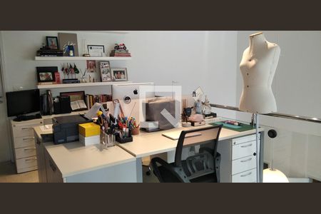 Apartamento à venda com 170m², 3 quartos e 4 vagas Apartamento à venda com 170m², 3 quartos e 4 vagasEscritório