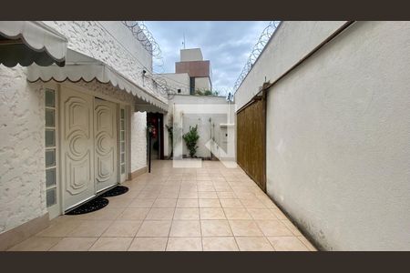 Casa à venda com 490m², 4 quartos e 3 vagas Casa à venda com 490m², 4 quartos e 3 vagasFachada