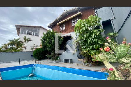 Casa à venda com 490m², 4 quartos e 3 vagas Casa à venda com 490m², 4 quartos e 3 vagasPiscina