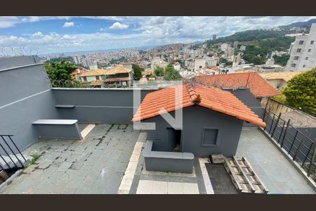 Casa à venda com 490m², 4 quartos e 3 vagas Casa à venda com 490m², 4 quartos e 3 vagasQuintal