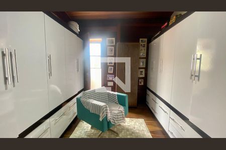 Casa à venda com 490m², 4 quartos e 3 vagas Casa à venda com 490m², 4 quartos e 3 vagasQuarto 4