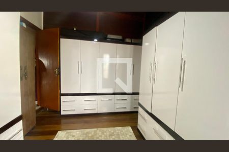 Casa à venda com 490m², 4 quartos e 3 vagas Casa à venda com 490m², 4 quartos e 3 vagasQuarto 4