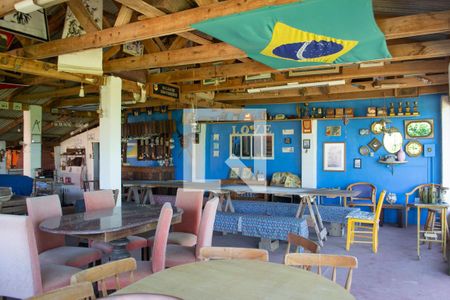 Casa à venda com 329m², 4 quartos e 16 vagas Casa à venda com 329m², 4 quartos e 16 vagasÁrea Externa