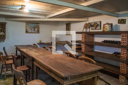 Casa à venda com 329m², 4 quartos e 16 vagas Casa à venda com 329m², 4 quartos e 16 vagasÁrea Externa