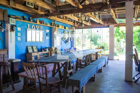 Casa à venda com 329m², 4 quartos e 16 vagas Casa à venda com 329m², 4 quartos e 16 vagasÁrea Externa