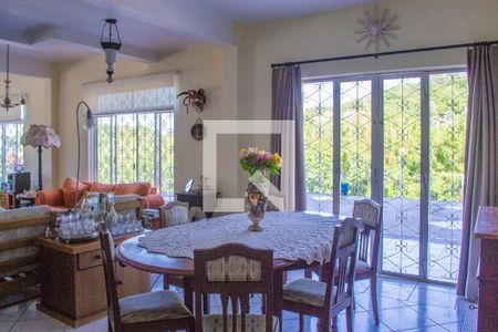 Casa à venda com 329m², 4 quartos e 16 vagas Casa à venda com 329m², 4 quartos e 16 vagasSala