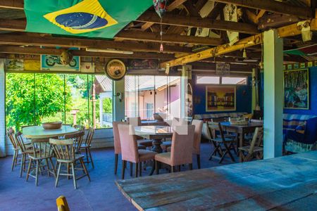 Casa à venda com 329m², 4 quartos e 16 vagas Casa à venda com 329m², 4 quartos e 16 vagasÁrea Externa