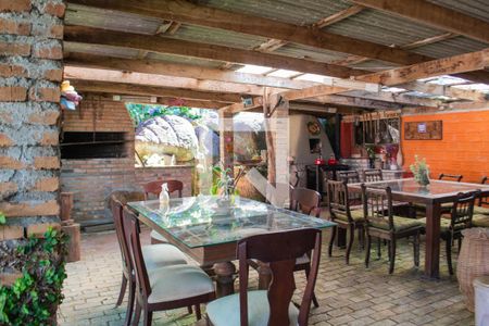 Casa à venda com 329m², 4 quartos e 16 vagas Casa à venda com 329m², 4 quartos e 16 vagasÁrea Externa