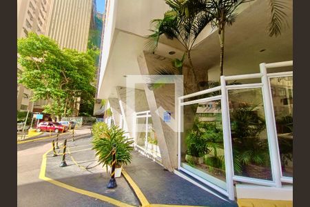 Apartamento à venda com 130m², 2 quartos e sem vagaFachada com cartaz QA.