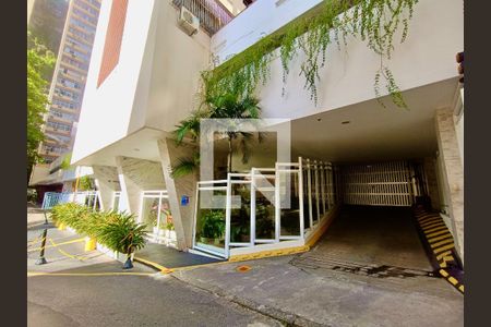 Apartamento à venda com 130m², 2 quartos e sem vagaFachada com cartaz QA.