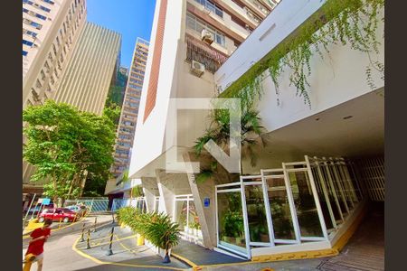 Apartamento à venda com 130m², 2 quartos e sem vagaFachada com cartaz QA.