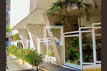 Apartamento à venda com 130m², 2 quartos e sem vagaFachada com cartaz QA.