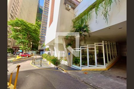 Apartamento à venda com 130m², 2 quartos e sem vagaFachada com cartaz QA.