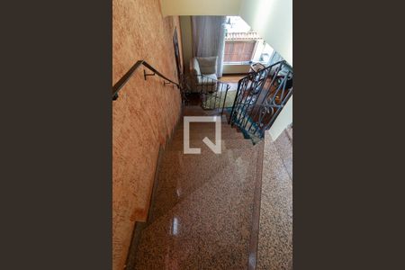 Casa à venda com 243m², 4 quartos e 5 vagasEscada