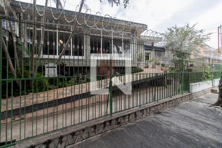 Casa à venda com 368m², 3 quartos e 2 vagas Casa à venda com 368m², 3 quartos e 2 vagasFachada