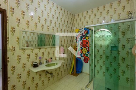 Casa de condomínio à venda com 555m², 4 quartos e 4 vagas Casa de condomínio à venda com 555m², 4 quartos e 4 vagasBanheiro da Suíte 3