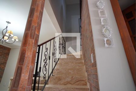 Casa à venda com 170m², 3 quartos e 2 vagasEscada para dormitórios