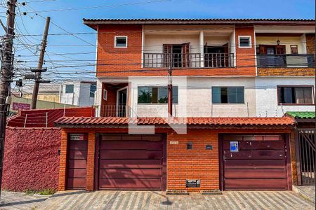 Casa à venda com 175m², 3 quartos e 4 vagas Casa à venda com 175m², 3 quartos e 4 vagasFachada