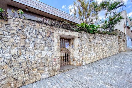 Casa para alugar com 396m², 3 quartos e 6 vagasFachada