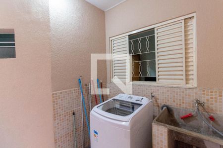 Casa à venda com 220m², 2 quartos e 2 vagas Casa à venda com 220m², 2 quartos e 2 vagasLavanderia