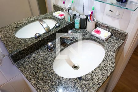 Apartamento à venda com 70m², 3 quartos e 2 vagas Apartamento à venda com 70m², 3 quartos e 2 vagasBanheiro da Suíte