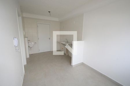 Sala/Cozinha de apartamento para alugar com 1 quarto, 28m² em Jardim Itacolomi, São Paulo