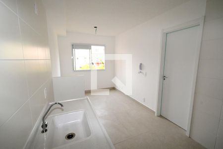 Sala/Cozinha de apartamento para alugar com 1 quarto, 28m² em Jardim Itacolomi, São Paulo