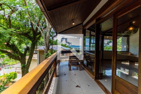 Casa à venda com 385m², 4 quartos e 5 vagas Casa à venda com 385m², 4 quartos e 5 vagasVaranda